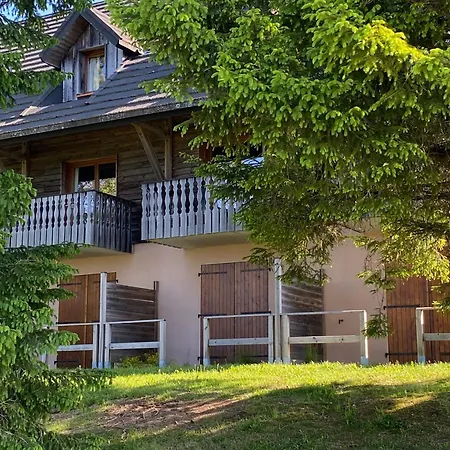Deux Pieces Au Calme Avec Piscine A Super-besse - Fr-1-814-169 * Vassiviere (Puy de Dome)